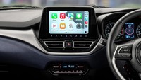 Sudah dilengkapi head unit berukuran 9 inci, yang mendukung konektivitas Apple CarPlay dan Android Auto, voice command, dan lainnya.Foto: Toyota
