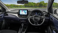 Interior Toyota Starlet. Fitur keselamatan standar di semua model termasuk sensor parkir belakang, rem ABS dengan EBD, hill assist control dan kontrol stabilitas kendaraan. Foto: Toyota