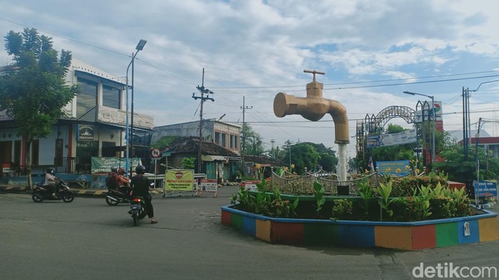 tugu kran pdam