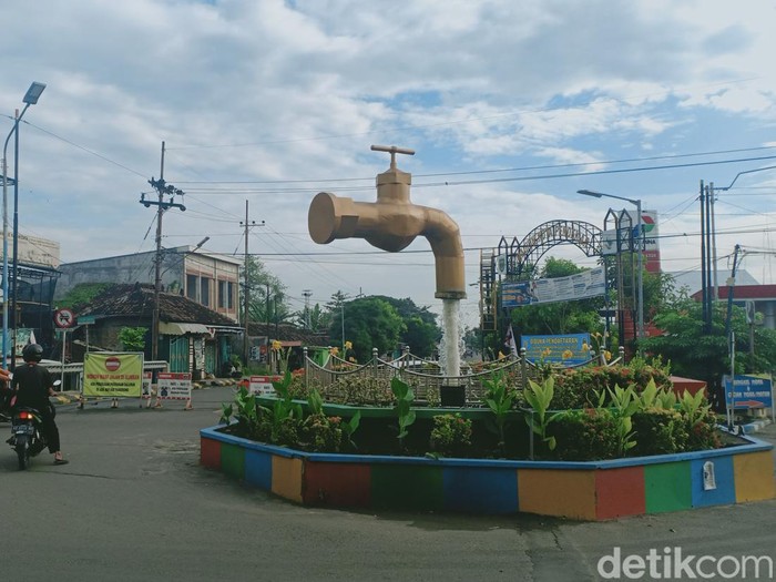 tugu kran pdam