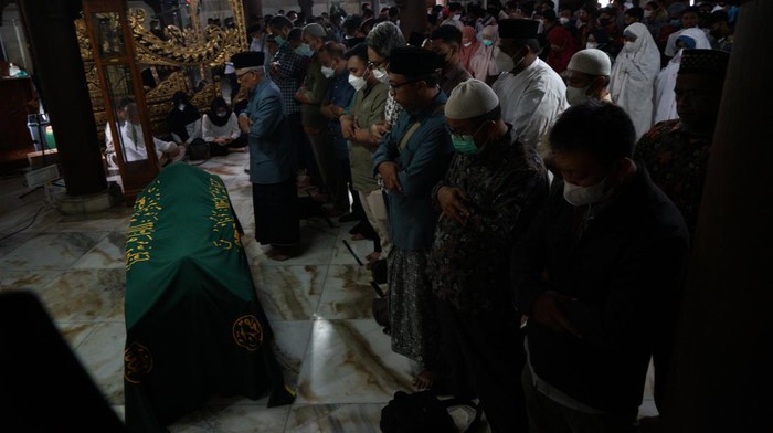 Umat Islam Salatkan Buya Syafii, Pastor Gereja Ikut Panjatkan Doa Umat Islam melaksanakan shalat jenazah saat prosesi penyemayaman Alm. BuyaAhmad Syafii Maarif di Masjid Gede Kauman, Yogyakarta, Jumat (27/5/2022). Ketua Pimpinan Pusat Muhammadiyah Tahun 1998-2005, BuyaAhmad Syafii Maarifwafat pada Jumat (27/5/2022) pukul 10.15 WIB di RS PKU Muhammadiyah Gamping, Sleman, Daerah Istimewa Yogyakarta (DIY) karena sakit. ANTARA FOTO/Andreas Fitri Atmoko/rwa.