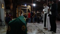 Tak hanya umat Islam, sejumlah umat Katholik juga ikut berdoa untuk Buya Syafii usai jenazah disalatkan.  