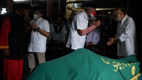 Gubernur Jawa Tengah Ganjar Pranowo (kedua kanan) memberi salam kepada keluarga saat prosesi penyemayaman Alm. Buya Ahmad Syafii Maarif di Masjid Gede Kauman, Yogyakarta, Jumat (27/5/2022).  