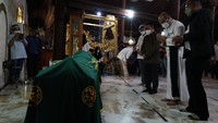 Romo Paroki Gereja Katholik Kumetiran Yohanes Dwi Harsanto (kedua kanan) mendoakan almarhum Buya Ahmad Syafii Maarif saat prosesi penyemayaman di Masjid Gede Kauman, Yogyakarta, Jumat (27/5/2022).    