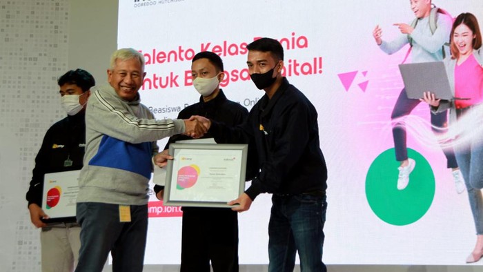 Upaya Mendukung Talenta Digital Kelas Dunia di Indonesia Indosat Ooredoo Hutchison kembali meluncurkan IDCamp 2022 untuk menyiapkan masyarakat Indonesia menjadi talenta digital berkelas dunia.