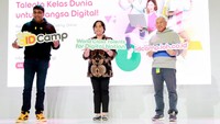 Tampak pada gambar, President Director and CEO Indosat Ooredoo Hutchison, Vikram Sinha (kiri), Director & Chief Regulatory Officer, M. Buldansyah (kanan), dan Direktur Telekomunikasi Ditjen PPI Kominfo, Aju Widya Sari (tengah) pada saat peluncuran IDCamp 2022 di Jakarta (27/5).