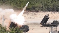 Sebelumnya militer Korea Selatan dan Amerika Serikat juga mengadakan latihan tembak rudal balistik Hyunmoo-II dan rudal Sistem Rudal Taktis Angkatan Darat (ATACMS) ke Laut Timur pada Rabu (25/5/2022). (South Korea Defense Ministry via AP)  