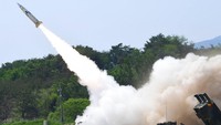 Hal itu dilakukan sebagai tanggapan terhadap Korea Utara yang melakukan peluncuran rudal beberapa jam setelah Presiden AS Joe Biden meninggalkan Asia. (South Korea Defense Ministry via AP)  