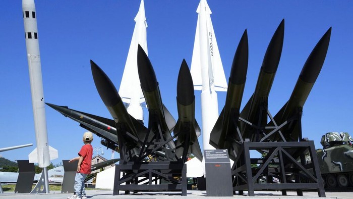Usai Korut Tembakkan Rudal, Giliran Korsel dan AS Pamer Kekuatan South Korean and U.S. missiles are displayed at Korea War Memorial Museum in Seoul, South Korea, Thursday, May 26, 2022. North Korea test-launched a suspected intercontinental ballistic missile and two shorter-range weapons toward its eastern waters Wednesday, South Korea said, hours after President Joe Biden ended a trip to Asia where he reaffirmed the U.S. commitment to defend its allies in the face of the North's nuclear threat. (AP Photo/Ahn Young-joon)