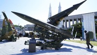Korea Selatan dan Amerika Serikat memamerkan kekuatan senjata militer usai Korea Utara menembakkan rudal. (AP Photo/Ahn Young-joon)  