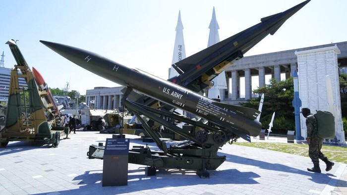 Usai Korut Tembakkan Rudal, Giliran Korsel dan AS Pamer Kekuatan South Korean and U.S. missiles are displayed at Korea War Memorial Museum in Seoul, South Korea, Thursday, May 26, 2022. North Korea test-launched a suspected intercontinental ballistic missile and two shorter-range weapons toward its eastern waters Wednesday, South Korea said, hours after President Joe Biden ended a trip to Asia where he reaffirmed the U.S. commitment to defend its allies in the face of the North's nuclear threat. (AP Photo/Ahn Young-joon)