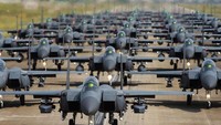 Korea Selatan juga tampak sigap terlihat dari deretan pesawat tempur F-15K Angkatan Udara Korea Selatan yang melakukan jalan gajah di sebuah pangkalan udara. (South Korea Defense Ministry via AP)  