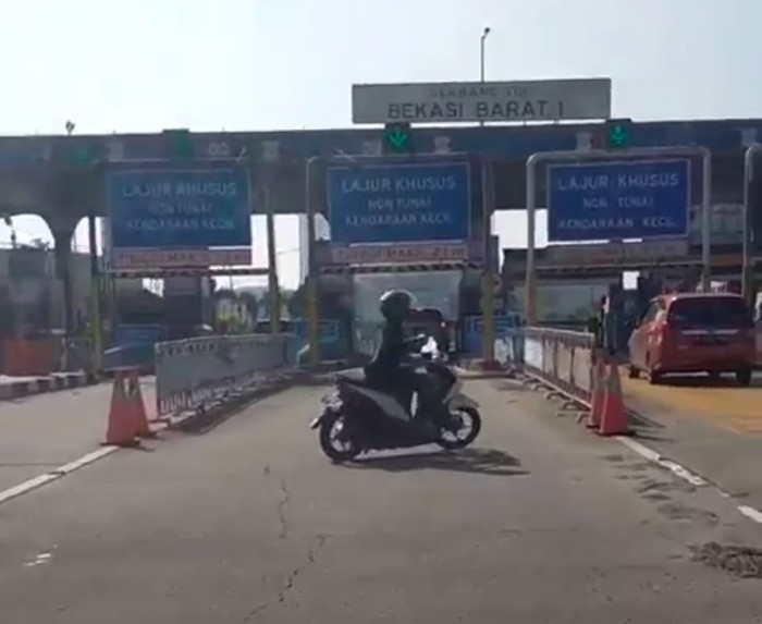 Video seorang pemotor masuk tol viral di media sosial (medsos). Pemotor tersebut lalu dicegat petugas di Gerbang Tol (GT) Bekasi Barat. (dok IG @sebastian_vid)