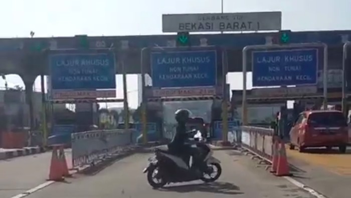 Video seorang pemotor masuk tol viral di media sosial (medsos). Pemotor tersebut lalu dicegat petugas di Gerbang Tol (GT) Bekasi Barat. (dok IG @sebastian_vid)