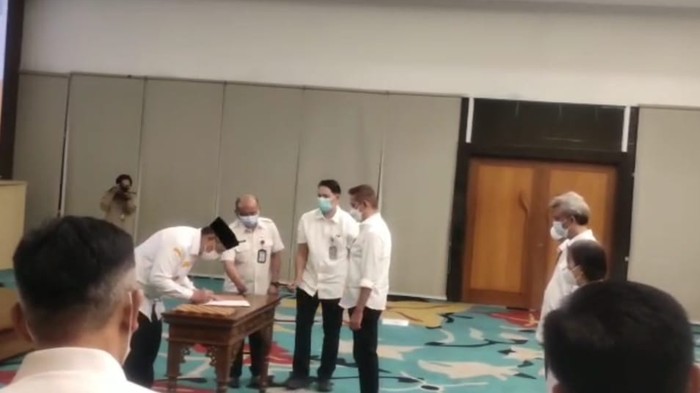 Video Walkot Tangsel, Benyamin Davnie, melempar pena ke arah anak buahnya viral di medsos. Kejadian pelemparan ini terjadi saat Benyamin melantik para pejabat. (Screenshot video viral)