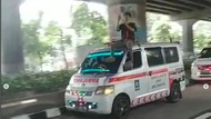 Viral Aksi Pria Duduk di Atas Ambulans Berlogo PKB di Jaktim