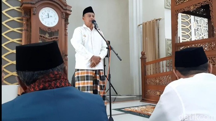 Wagub Jabar saat doa bersama dengan ribuan jemaah di Tasikmalaya.
