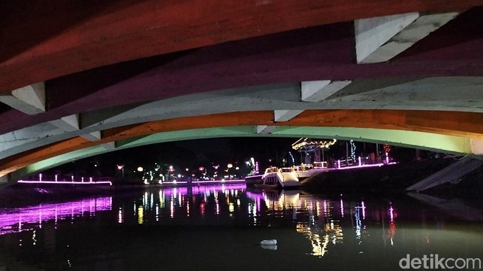 Wajah Baru Wisata Malam Kalimas Surabaya