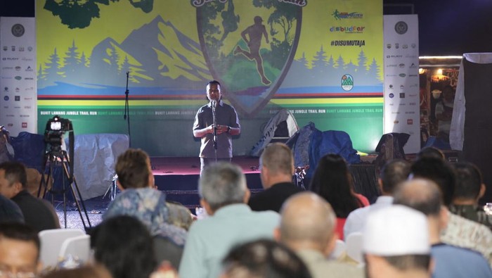 Wakil Gubernur Sumut Musa Rajekshah saat membuka kegiatan Bukit Lawang Jungle Trail Ran