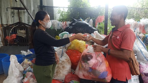 Warga di Serangan, Denpasar, Bali, ketika menukarkan sampah plastiknya dengan sembako berupa mie instan hingga beras, Jumat (27/5/2022).