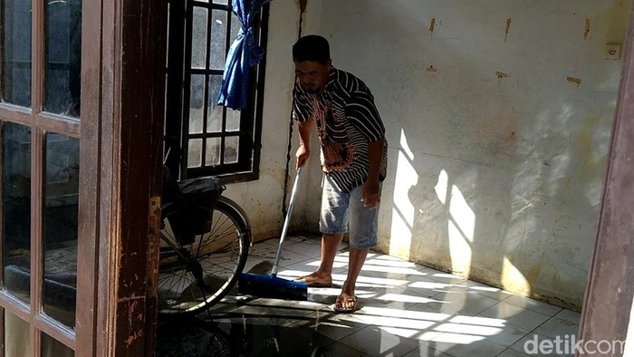 Warga di Kota Pekalongan membersihkan rumahnya setelah banjir rob surut, Jumat (26/5/2022).