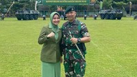 Winda Khair bersama suaminya, Mayor Inf Achmad Zaki. Foto: Instagram Winda Khair