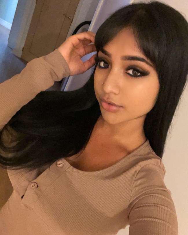 OnlyFans bukan hanya menjadi tempat para wanita menjual foto-foto seksi mereka tapi juga barang-barang eksklusif. Salah satu kreator yang menyediakan hal tak biasa untuk para penggemarnya adalah Yasmina Khan. Ia menjual kentut dalam stoples.Foto: Instagram Yasmina Khan