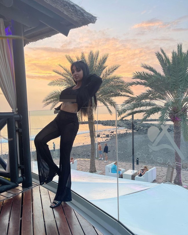 Mengenai permintaan untuk buang angin di stoples, ia sendiri tidak mengkonfirmasi atau membantahnya. Tapi dikabarkan jika Yasmina Khan mendapat banyak uang dari sana. Foto: Instagram Yasmina Khan