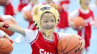 Semua anak nampak kegirangan saat bermain basket.