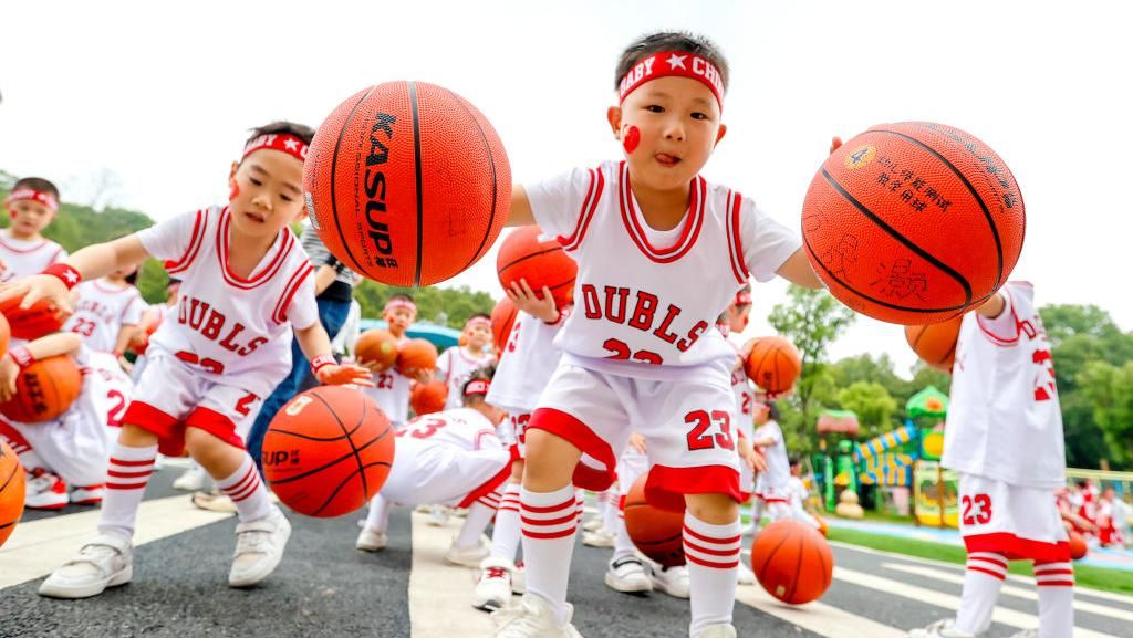 Gemasnya Anak-anak di China Saat Main Basket