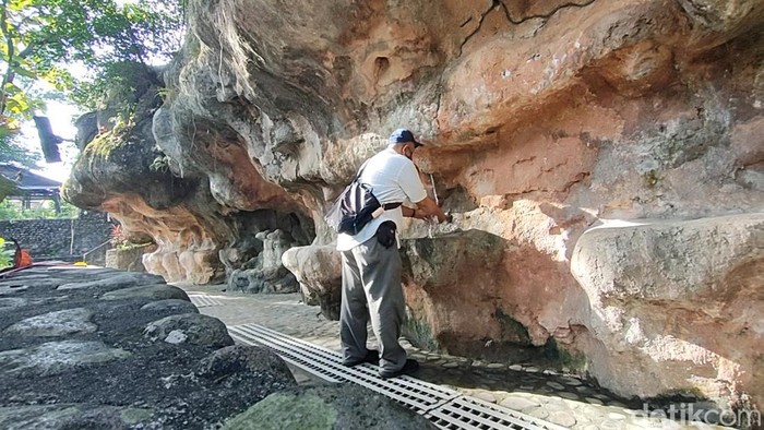 Air suci di Gua Maria Puhsarang