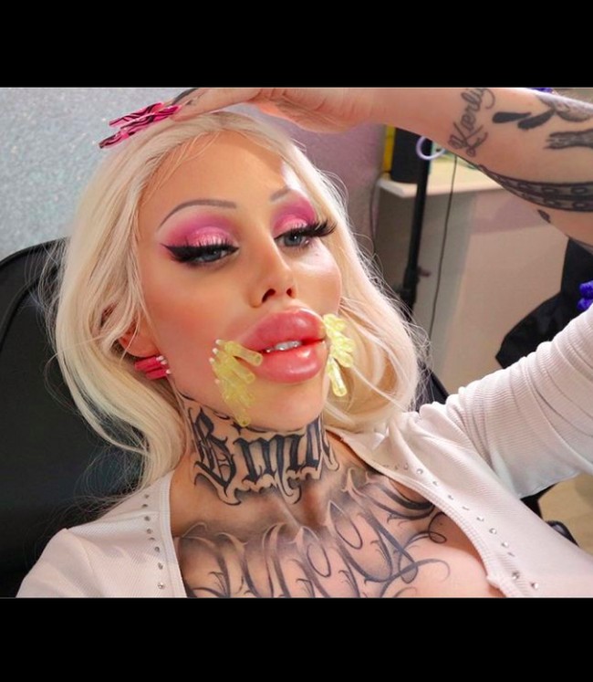 Alicia menyebut dirinya sebagai boneka seks. Meski dia sering kali mendapatkan cibiran, namun wanita asal Swedia itu merasa bangga dengan penampilannya. Foto: dok. Instagram