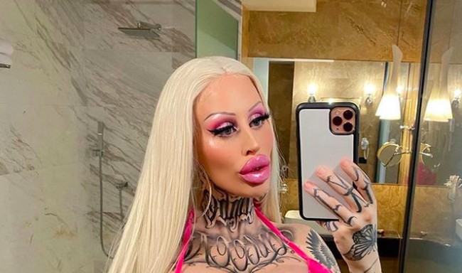 Wanita 31 tahun itu tergila-gila dengan operasi plastik hingga hampir seluruh bagian tubuhnya mendapatkan rekonstruksi. Foto: dok. Instagram