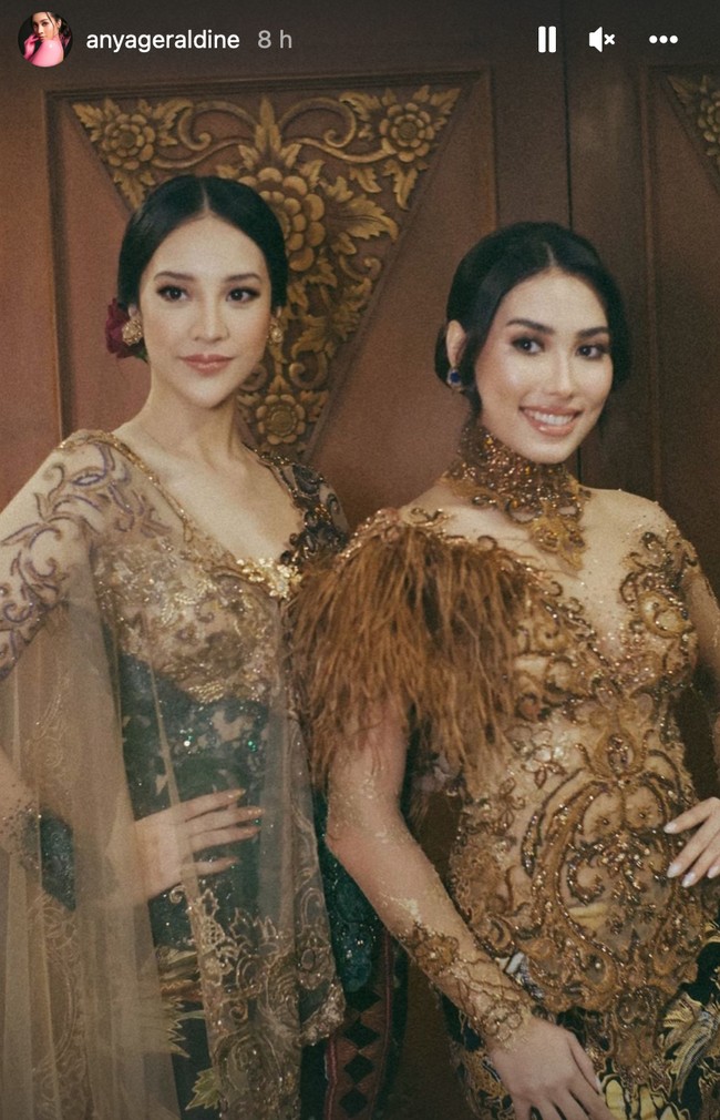 Begini penampilan Anya bersama Frederika Cull. Keduanya tampil sebagai juri di ajang kecantikan tersebut. Keduanya tampak cantik mempesona mengenakan kebaya. Foto: Instagram/@anyageraldine