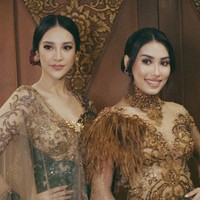 Begini penampilan Anya bersama Frederika Cull. Keduanya tampil sebagai juri di ajang kecantikan tersebut. Keduanya tampak cantik mempesona mengenakan kebaya. Foto: Instagram/@anyageraldine