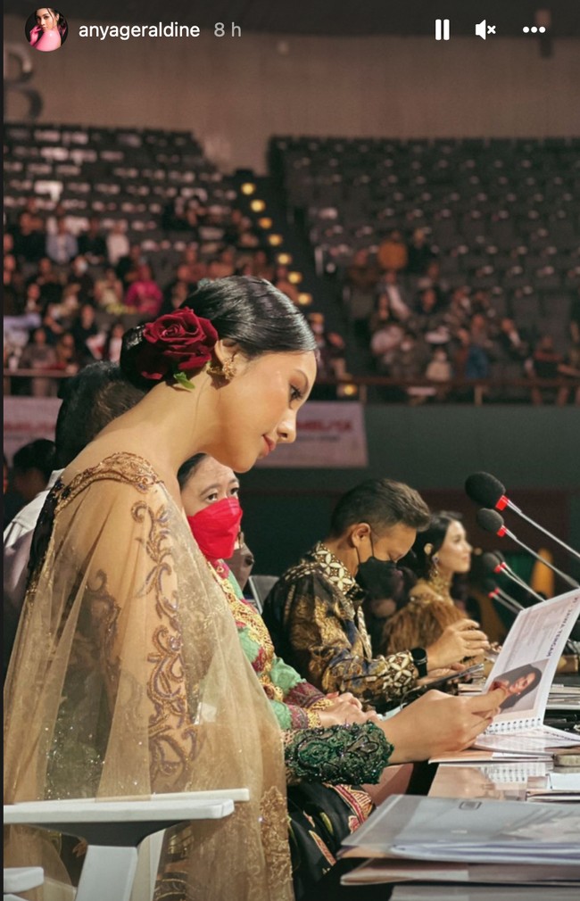 Anya Geraldine terlihat duduk di bangku juri bersama para tokoh-tokoh ternama yang dianggap berkompeten dalam menilai para peserta Puteri Indonesia. Dari samping penampilan Anya terlihat begitu anggun. Foto: Instagram/@anyageraldine