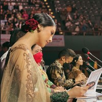 Anya Geraldine terlihat duduk di bangku juri bersama para tokoh-tokoh ternama yang dianggap berkompeten dalam menilai para peserta Puteri Indonesia. Dari samping penampilan Anya terlihat begitu anggun. Foto: Instagram/@anyageraldine