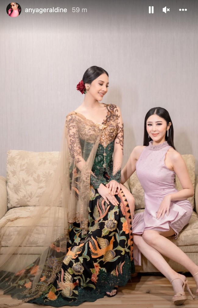 Berpose bersama Puteri Indonesia Lingkungan 2022, Putu Ayu Saraswati, keduanya tampak mempesona. Bagaimana menurutmu? Foto: Instagram/@anyageraldine