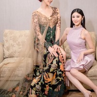 Berpose bersama Puteri Indonesia Lingkungan 2022, Putu Ayu Saraswati, keduanya tampak mempesona. Bagaimana menurutmu? Foto: Instagram/@anyageraldine