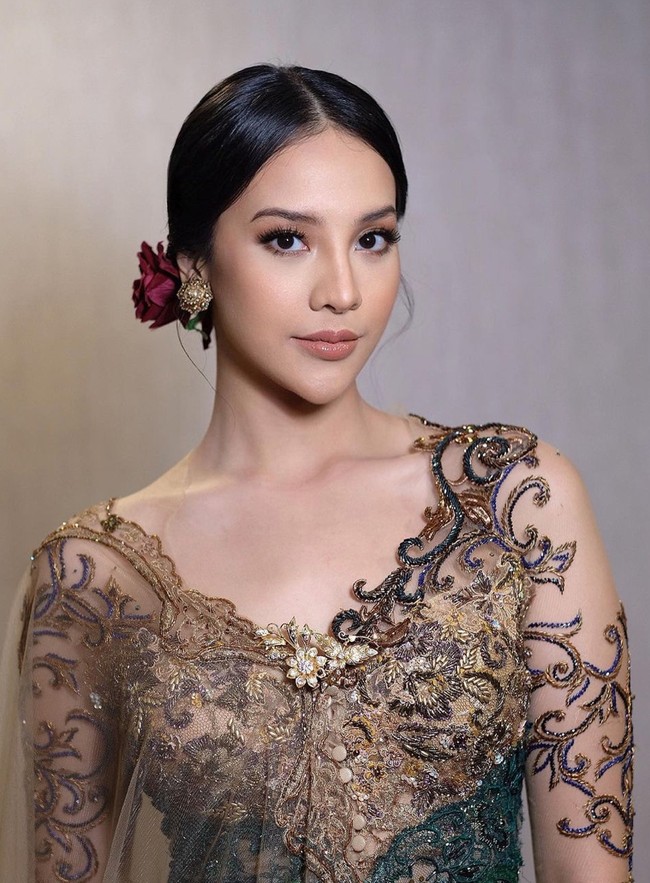 Anya Geraldine disorot usai terlihat tampil senagai salah satu juri di ajang Puteri Indonesia 2022 yang tayang pada Jumat (27/5/2022). Dalam momen tersebut Anya tampil cantik mengenakan kebaya. Foto: Instagram