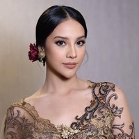 Anya Geraldine disorot usai terlihat tampil senagai salah satu juri di ajang Puteri Indonesia 2022 yang tayang pada Jumat (27/5/2022). Dalam momen tersebut Anya tampil cantik mengenakan kebaya. Foto: Instagram