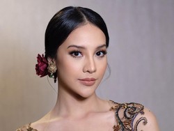 7 Pesona Anya Geraldine Jadi Juri Puteri Indonesia 2022, Anggun Berkebaya