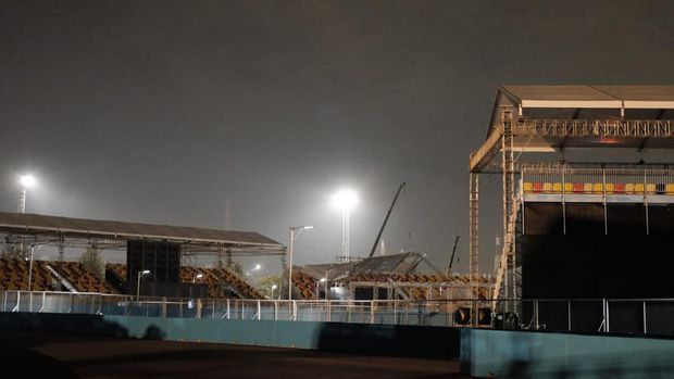 Kondisi terkini atap tribun Formula E di Ancol, Jakarta Utara, roboh diterjang badai pada Jumat (27/5/2022) malam.