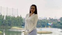 Ini gaya seksi Aura Kasih saat bermain golf.  Foto: Aura Kasih/ Instagram