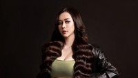 Aura Kasih tak menampik perempuan pasti senang dibilang cantik dan seksi. Akan tetapi, Aura Kasih punya batasan dan membedakan seksi yang melekat pada dirinya bukan sensual. Foto: Aura Kasih/ Instagram