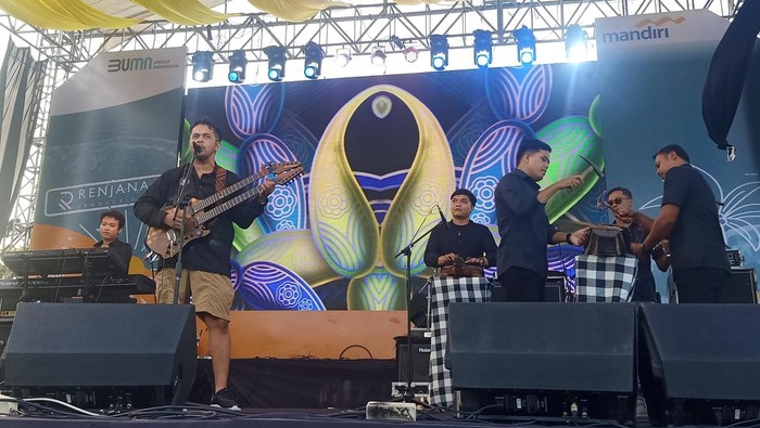 Balawan menjadi musisi pembuka event Jelajahin Livin Sanur Fest hari kedua di area Pantai Kawasan Hotel Grand Inna Bali Beach, Sanur, Bali, Sabtu (28/5/2022)