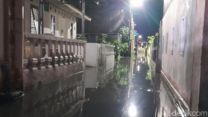 Air menggenangi pemukiman warga di Medan.