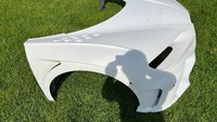 Komponen ini mencakup bagian spakbor depan yang saling menyambung dengan bumper depan, kap mesin, dan bagian bawah bumper. Dijelaskan oleh penjual tersebut jika rangka depan supercar mewah itu terbuat dari serat karbon dan tidak dicat. Hal ini sengaja dilakukan agar pembeli bisa mencocokkan warna dengan mobil miliknya. Foto: Pool (carscoops)