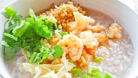 Bubur udang bisa jadi pilihan untuk kamu yang doyan cita rasa seafood. Dibuat dengan kaldu udang, rasa gurihnya meresap. Apalagi ditambah topping udang tumis bawang yang wangi. Ini dia resepnya. Foto: iStock 