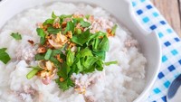 Resep ini juga memakai topping cincangan daging, tapi berupa ayam. Rasanya yang gurih kuat dengan tekstur creamy dijamin bikin makan makin berselera. Begini cara membuat bubur ayam cincang. Foto: iStock 